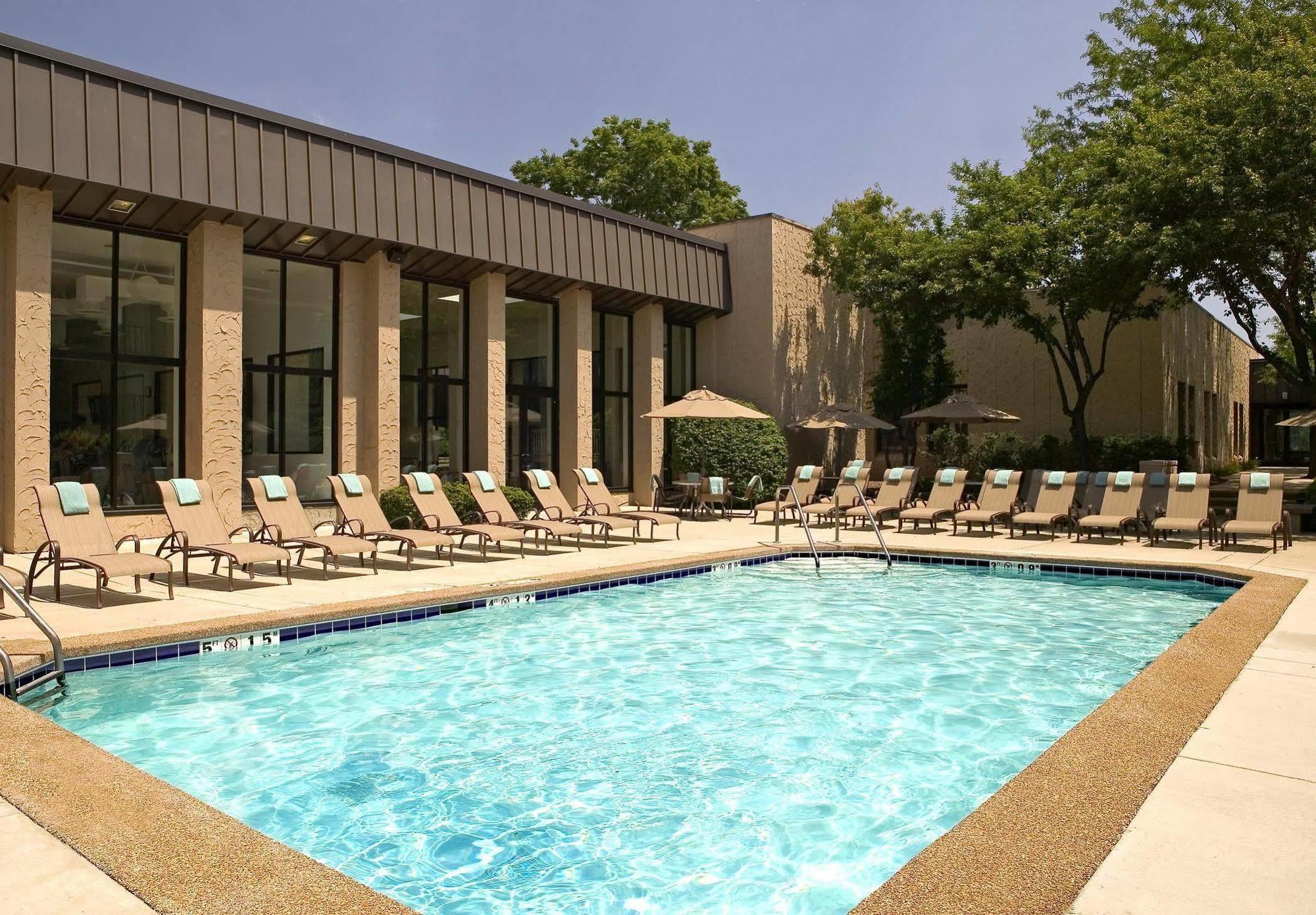Sheraton Milwaukee Brookfield Exterior foto